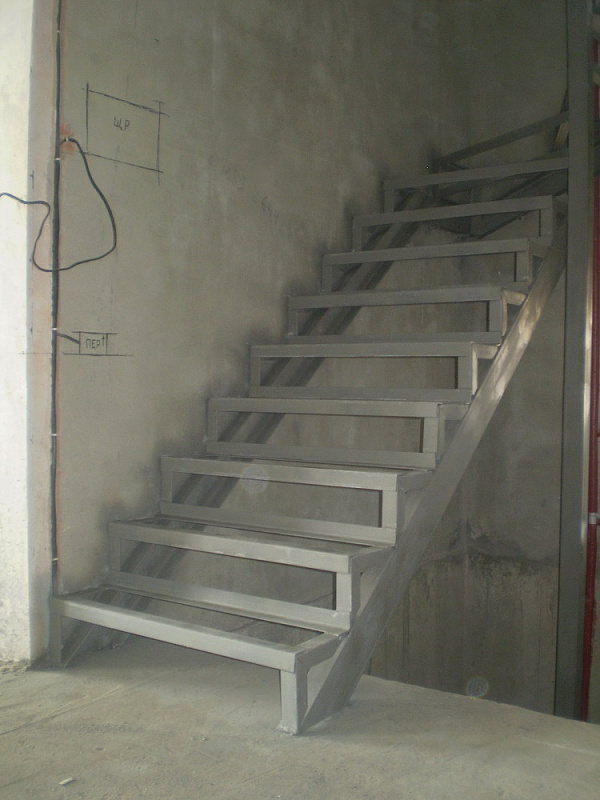 Черновая металлическая лестница из швеллера и уголка фото