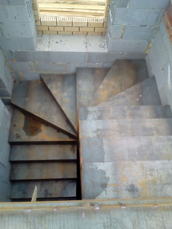 П-образная 2-маршевая лестница с забежными ступенями