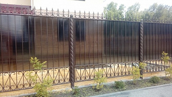 Забор кованый с поликарбонатом № 7 фото